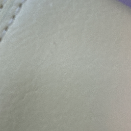 小銭入れの部分にキズがありました