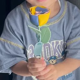 母の日のプレゼント。
息子が今好きな色(ピンク、黄色、青)の花弁を選びました。