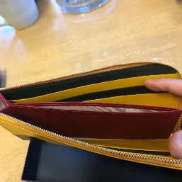 個性を入れたく小銭入れをレッドにしてみました。