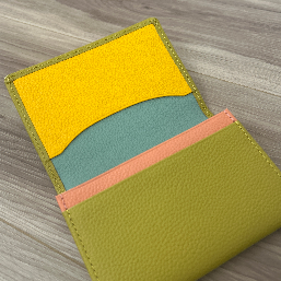 中身は気分が明るくなる配色