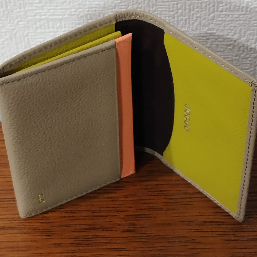 限定色のウグイス色とフラミンゴピンクが気に入っています。