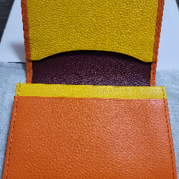 開くとキラキラな黄色と大人な感じのワインレッド。
トキメキます。
