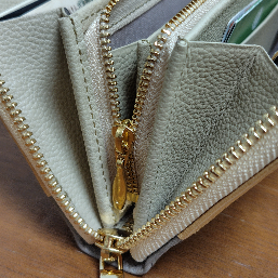 コインケース側が引っ掛かるので明けっ放し厳禁です。