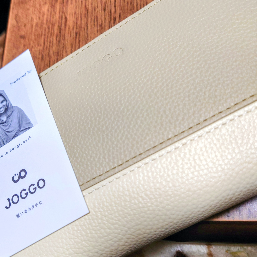 外側。落ち着いたベージュ系を選びました。