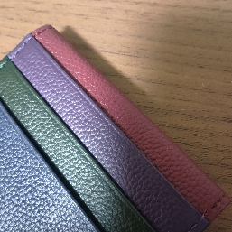 カード部分に推しグループのカラー