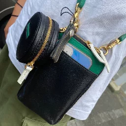スマホが取り出しやすいです！ミニポーチも便利！