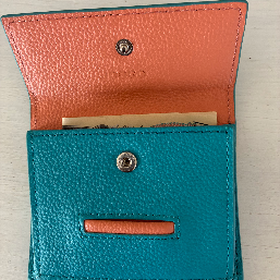 仕切りがあるのでお札は折って入れる事が可能ですが少し入れにくいかな。カードなら
2枚入りました。