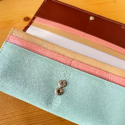 中を開けた時に、楽しくなる色にしてみました。