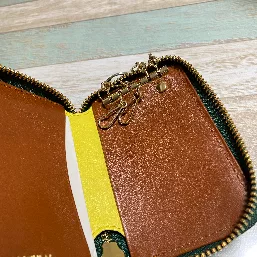 真ん中は、差し色で春限定のカナリアイエローにしました☆
ゴールドで入れた刺繍で特別感UP☆
