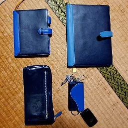 右上が、今回注文したA５手帳カバーです！
他は、２年前に注文した品です。