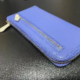 少しマチのある外側ポケットが珍しい