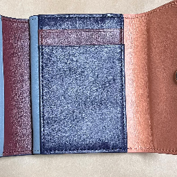 チラッと覗くくすみブルーとワインカラーが気に入っています。