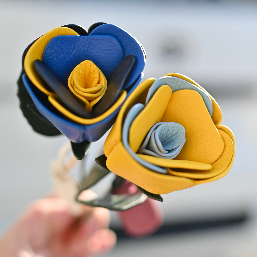 推し競走馬の勝負服カラーをイメージしました