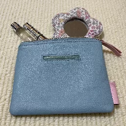 毎日使うミラーとリップとフレグランスを入れてちょうど良いサイズです。