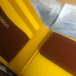 ハニービーカラーの二つ折り財布　内側