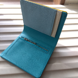 内側は落ち着いたきれいな水色です