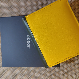 イエローとダークグリーンの組み合わせ。