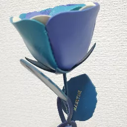革の薔薇(横顔も綺麗)