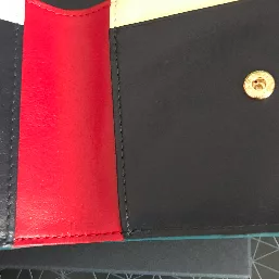 中はトリコロールカラーにしました。