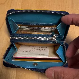 厚さがあるので、
キーケースもまとめる事は出来ず。