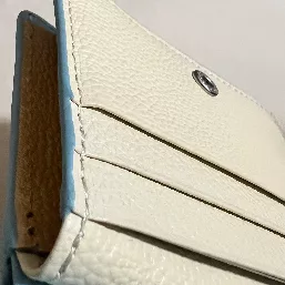 下側の革が破れている。