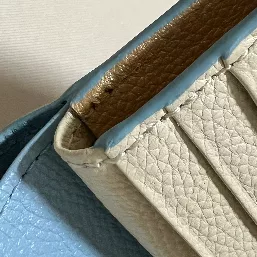 左側？下側？の革が破れて小さく浮いている。