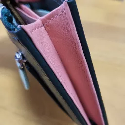 マチがかなり狭めで開きが無いです。