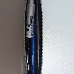 4色+シャーペンのボールペン1本と15cm定規，スリム消しゴムにあと1本はペンが入りそうです。
