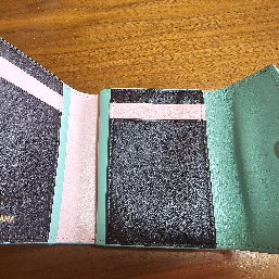 チョコミントカラーに優しいピンクがかわいいです。