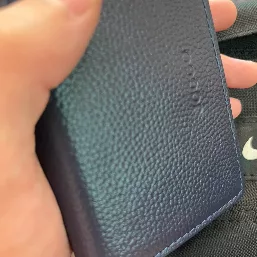 片手で収まるサイズです