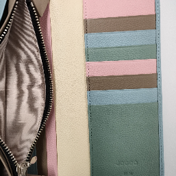 ポケットは浅めで、皮が柔らかいので使いやすいです