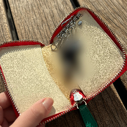 開けた時もりんごをイメージして、クリーム色と金色に。