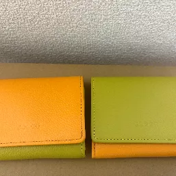 右が彼、左が私のお財布です。