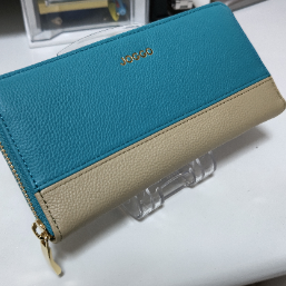 ターコイズブルーとベージュのバイカラーにゴールドのファスナーとロゴが超キレイてす！