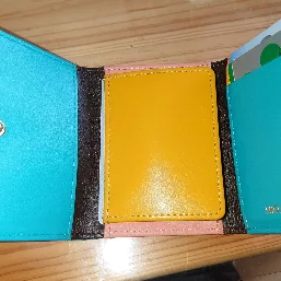 小銭入れ部分に金運アップのイエローを入れました！