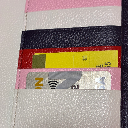 カードが取り出しやすく、それでいて落ちてくることがない。使いやすい。