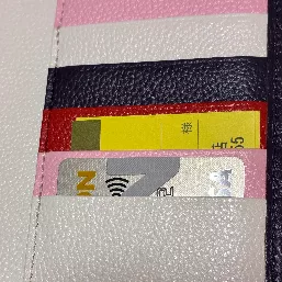 カードが取り出しやすく、それでいて落ちてくることがない。使いやすい。