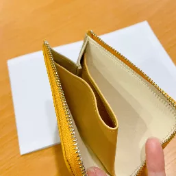 内側 : アイボリーホワイト
小銭入れ : フルムーンゴールド