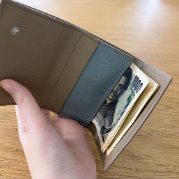 お札を奥まで入れると取り出しにくいので、すこし浅めに入れています。