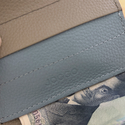 小銭入れ部分の縫製もしっかりしています。ロゴがさりげなくてかわいい。