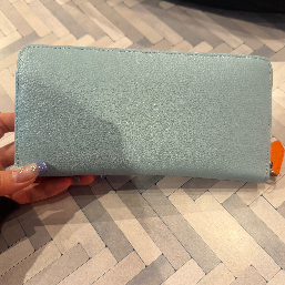 外側は水色
チャックはオレンジです
中はうす茶色で
カードケースの部分が
オレンジにしています