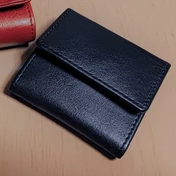 隣はコンパクトミニ財布。