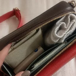 物を入れるとこんな感じ。財布、タオルハンカチ、リップ、名刺。見えないけどティッシュも。