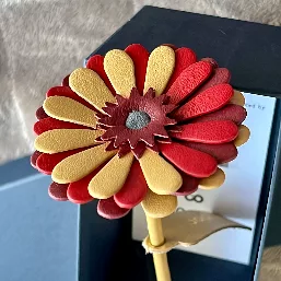 限定色のフルムーンゴールドを使って華やかなガーベラにしました
