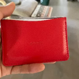 赤をチョイスしました。
ロゴは型押しです