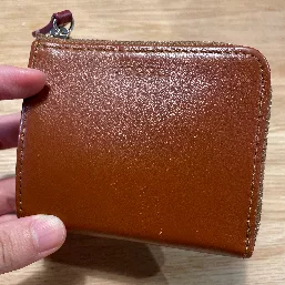 財布の下、真ん中あたりに2箇所含め、計5箇所ほど傷がありますが目を凝らさないとわからない程度です。