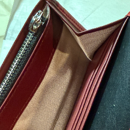 普通に革財布を標榜する商品は、こういう内部（ネットの商品ページでは隠匿されている）