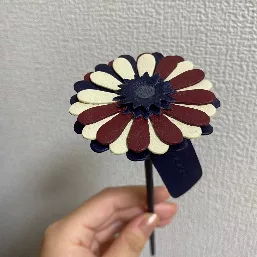 財布と色合いを似せたガーベラ