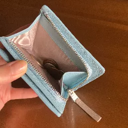 小銭入れもしっかり開くので取り出しやすい