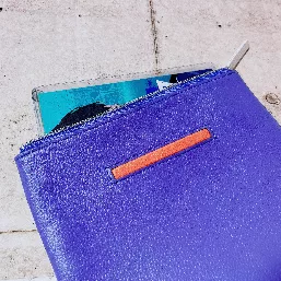 ポストカードを硬質ケースに入れた状態でも、すっぽり入るサイズ感なので出し入れがしやすいです。